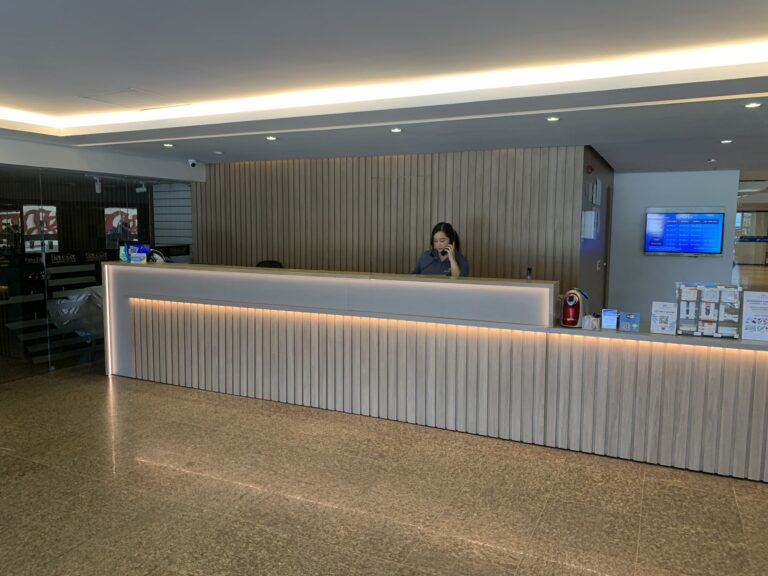 Fachada e recepção do Pajuçara Praia Hotel em Maceió