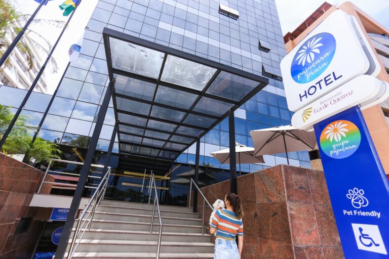 Fachada e recepção do Pajuçara Praia Hotel em Maceió