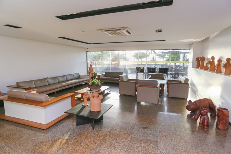 Fachada e recepção do Pajuçara Praia Hotel em Maceió