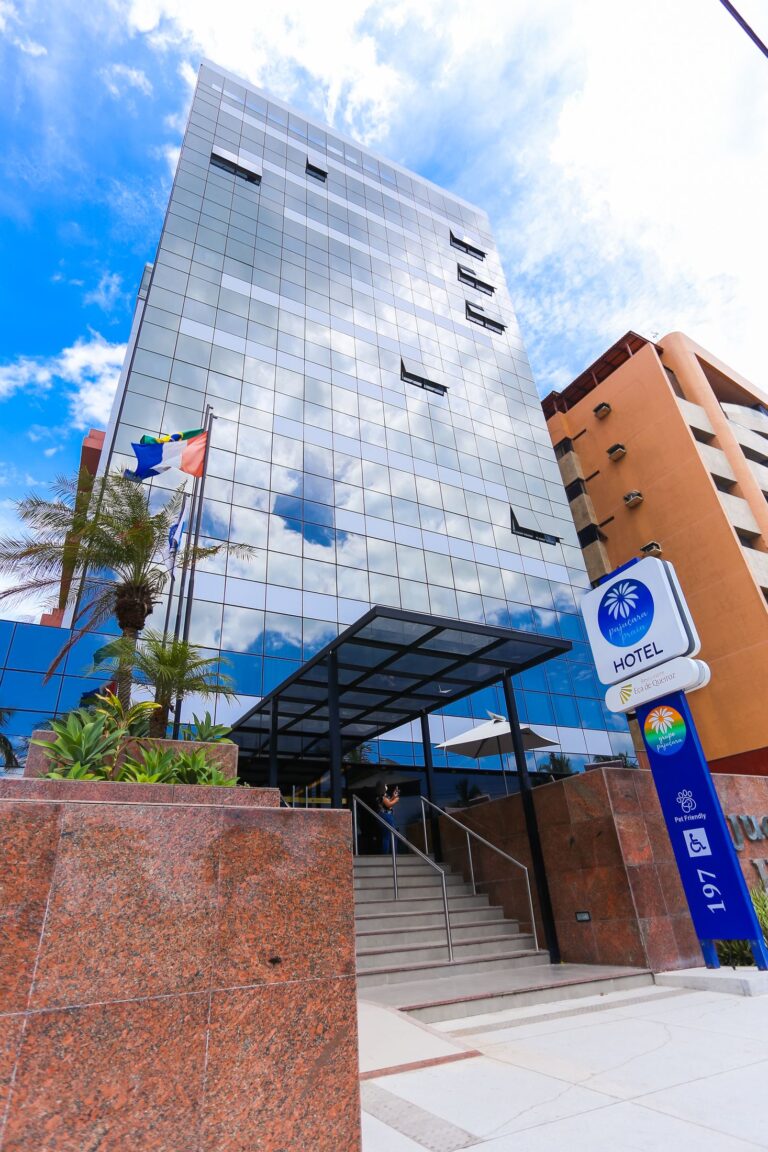 Fachada e recepção do Pajuçara Praia Hotel em Maceió